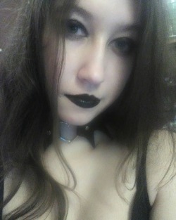 CZARNA SZMINKA DO UST GOTH (#110) CZARNA SZMINKA DO UST GOTH (#110)