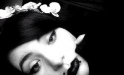 CZARNA SZMINKA DO UST GOTH (#110) CZARNA SZMINKA DO UST GOTH (#110)