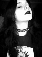 CZARNA SZMINKA DO UST GOTH (#110) CZARNA SZMINKA DO UST GOTH (#110)